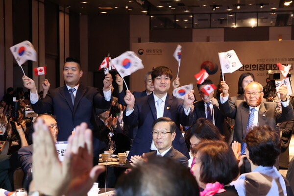 지난 9월29일 서울 워커힐호텔에서 열린 ‘2025 세계한인회장대회’ 개회식에서 지역별 한인회 소개 시간에 캐나다 동포들이 자리에서 일어나 반갑게 인사하며 환호하는 모습. [황복희 기자]