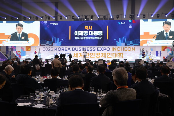 지난 10월27~29일 인천 송도에서 열린 월드옥타 주최 제29차 세계한인경제인대회 개회식에서, 김경협 재외동포청장이 이재명 대통령의 축사를 대독하고 있다. 현직 대통령이 축사를 보낸 것은 대회 출범 이래 처음이다. [황복희 기자]  