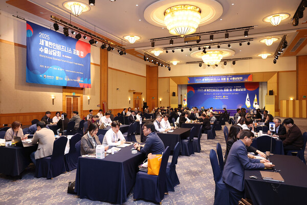 지난 10월 21~23일 전남 목포에서 열린 '2025 세계한인비즈니스포럼 및 수출상담회'에서 국내 기업들과 재외동포 비즈니스 자문단 간에 1대1 상담이 진행되는 모습. [재외동포청]