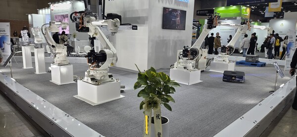  '로보월드 2025'에선 휴머노이드 기술과 접목한 협동로봇 등 다양한 로봇 제품들이 출품되었다. 