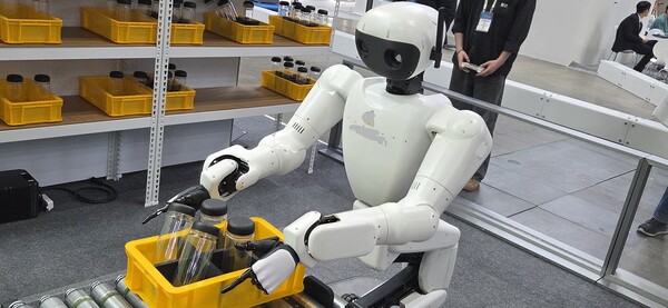  '로보월드 2025'에 출품된 자율 협동로봇.