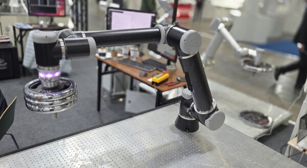  무거운 중량의 물건을 들어 올리거나 운반하기도 한다.