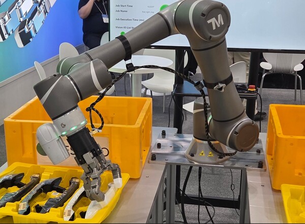  로봇의 작은 부품이나 물체를 움켜쥐고 옮기는 그립 기술도 날로 발달하고 있다.