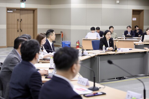 한성숙 중소벤처기업부 장관이 '중소기업 온라인 수출 활성화 방안 발표 및 현장 간담회'에서 모두 발언을 하고 있다.
