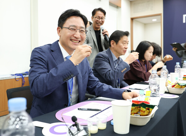 임광현 국세청장이 ‘2025 K-SUUL AWARD’ 심사단에 참여해 시음을 하고 있다. [국세청]