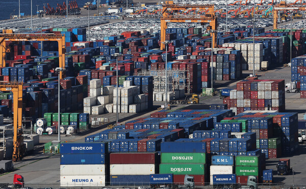 14일 경기도 평택항에 컨테이너가 쌓여 있는 모습. [연합뉴스]