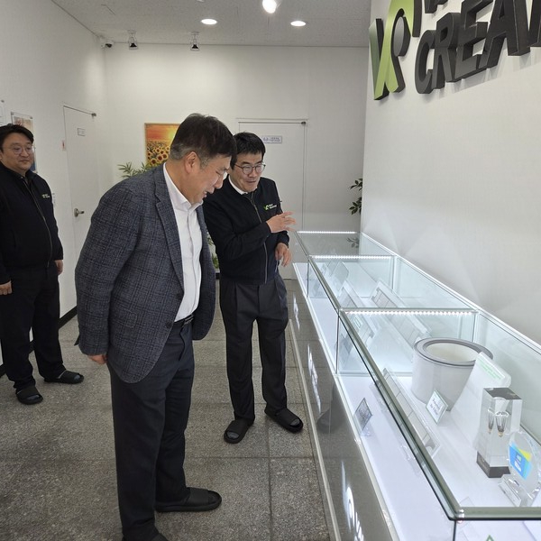김영신 기정원 원장이 볼트크리에이션의 공장을 직접 둘러보며, 최상준 대표의 제품 설명을 듣고 있다.