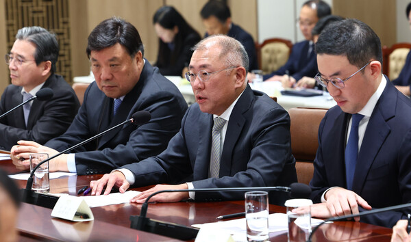 정의선 현대자동차 그룹 회장이 16일 용산 대통령실에서 열린 한미 관세협상 후속 민관 합동회의에서 발언하고 있다. [연합뉴스]