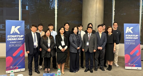 재외동포청이 지난 13일 미국 시애틀에서 개최한 ‘한국 스타트업 시애틀 시연회(K-Startup Demoday in Seattle)’에 참석한 스타트업 대표 등 관계자들이 기념촬영을 하고 있다. [재외동포청] 