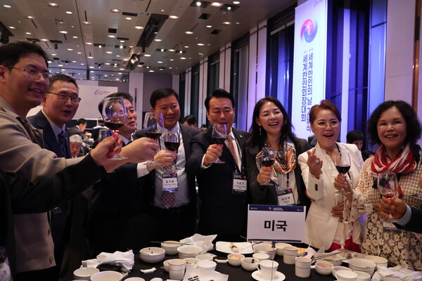 지난 9월29일 저녁 서울 워커힐호텔에서 열린 재외동포청 주최 '2025 세계한인회장대회' 개회식에서 한인회장 및 한인단체장들이 건배를 하는 모습. [황복희 기자] 