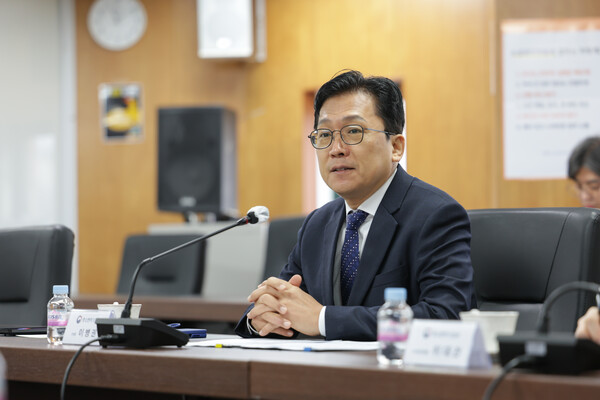 중소벤처기업부 첫 소상공인 전담차관으로 임명된 이병권 제2차관이 첫 행보로 17일 여의도 소상공인연합회를 방문해 정책 현안을 논의하고 있다. [중기부]  