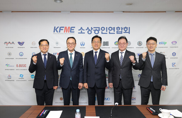 이병권 중기부 제2차관(가운데)이 송치영 소상공인연합회장(왼쪽에서 두번째) 등 소송연 관계자들과 기념촬영을 하고 있다. 