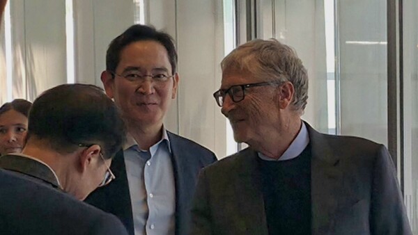 이재용 삼성전자 회장이 지난 8월22일 삼성전자 서초 사옥을 방문해 오찬을 함께 한 빌 게이츠 게이츠재단 이사장을 배웅하는 모습. [삼성전자] 