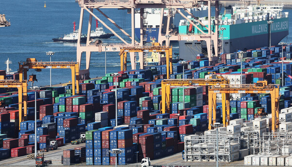 경기도 평택항에 컨테이너가 쌓여있는 모습. [연합뉴스]